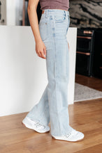 Load image into Gallery viewer, BROOKE HIGHRISE CONTROL TOP VINTAGE WASH STRAIGHT JEANS
