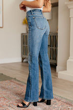 Load image into Gallery viewer, GENEVIEVE MID RISE VINTAGE BOOTCUT JEANS
