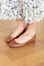 Load image into Gallery viewer, ON YOUR TOES BALLET FLATS IN CAMEL
