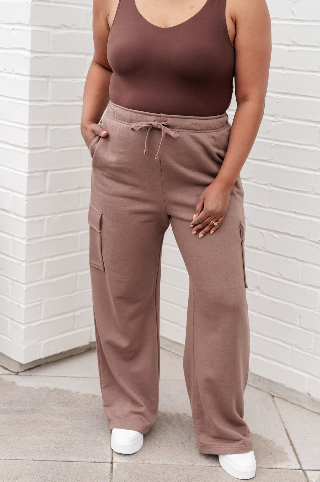 RUN, DON'T WALK CARGO SWEATPANTS IN SMOKEY BROWN